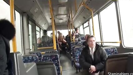 Парень публично трахнул блондинку в автобусе