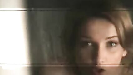 Голая Анфиса Чехова принимает душ