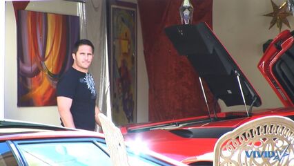 Красивая брюнетка Sunny Leone трахается с большим членом в гараже