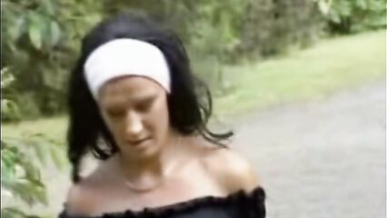 Молодой брюнетке засунули два члена в письку и один в попку одновременно