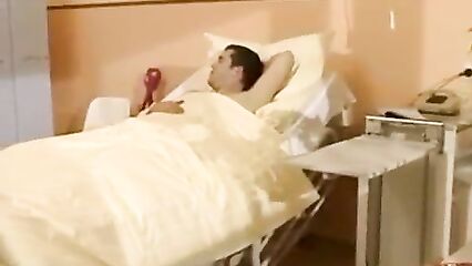 Медсестра в VIP больнице обслужила пациента