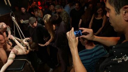 Публичное садо мазо БДСМ порно с худой гибкой блондинкой