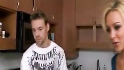 Блонда порется и сосёт