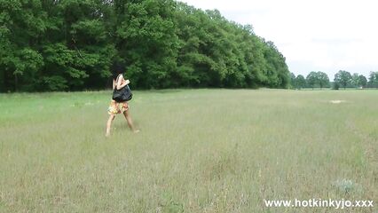 Анальный фистинг на свежем воздухе