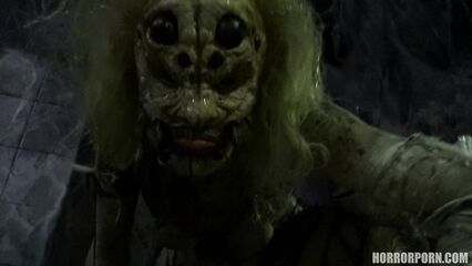 Женщина-паук спермопожирательница — порно ужастик +18