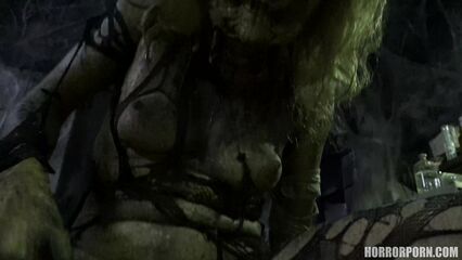 Женщина-паук спермопожирательница — порно ужастик +18