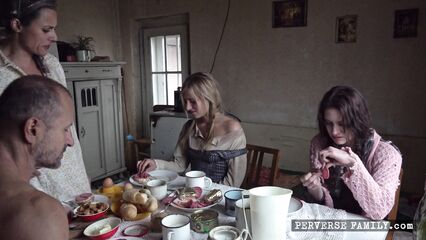 Извращенная семейка: Неожиданный завтрак, порно ужасы