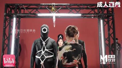 Игра в Кальмара порно версия. Веревка связана адом