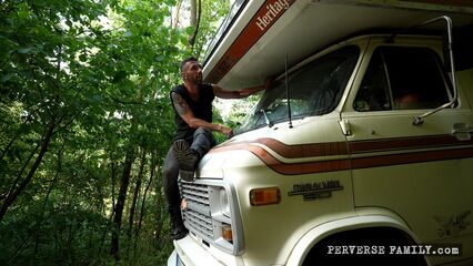 Извращенная семейка: Покупка каравана у Реднека Джона